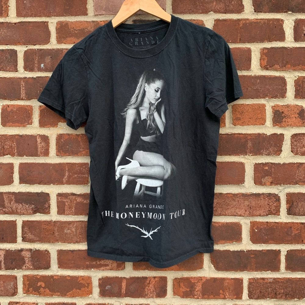 Ariana Grande 2015 concert t. Size small (roomy)